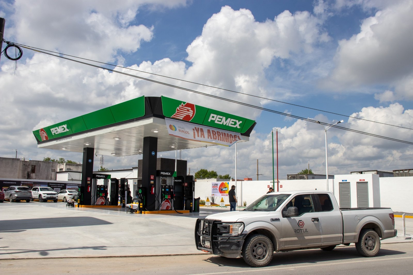 Estación PEMEX y vehículo ROTUL