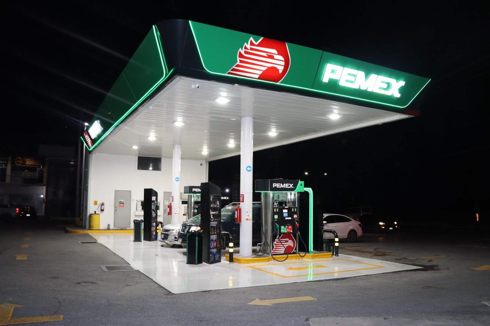 Estación de servicio PEMEX iluminada de noche