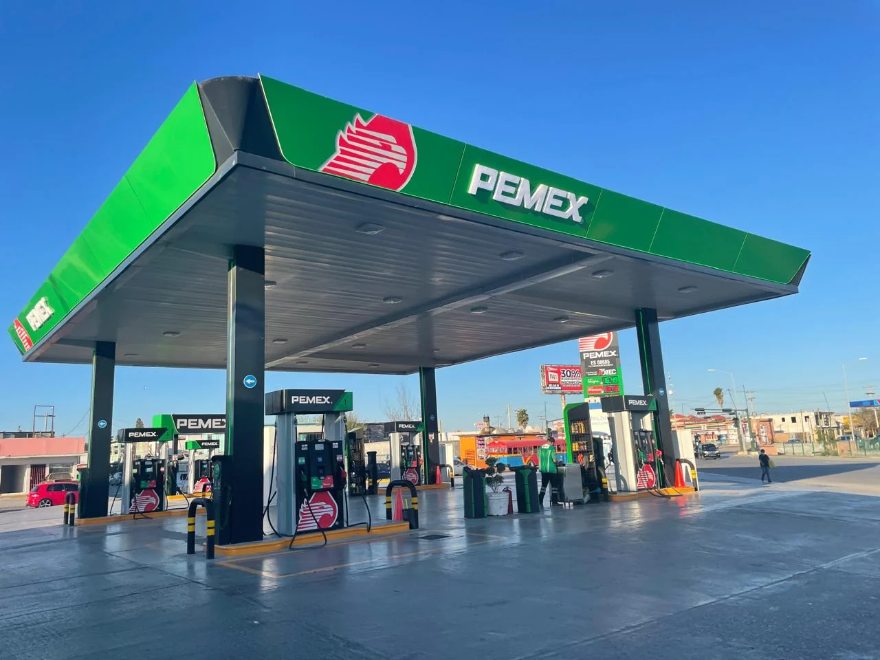 Canopy y dispensarios PEMEX en vista diurna frontal
