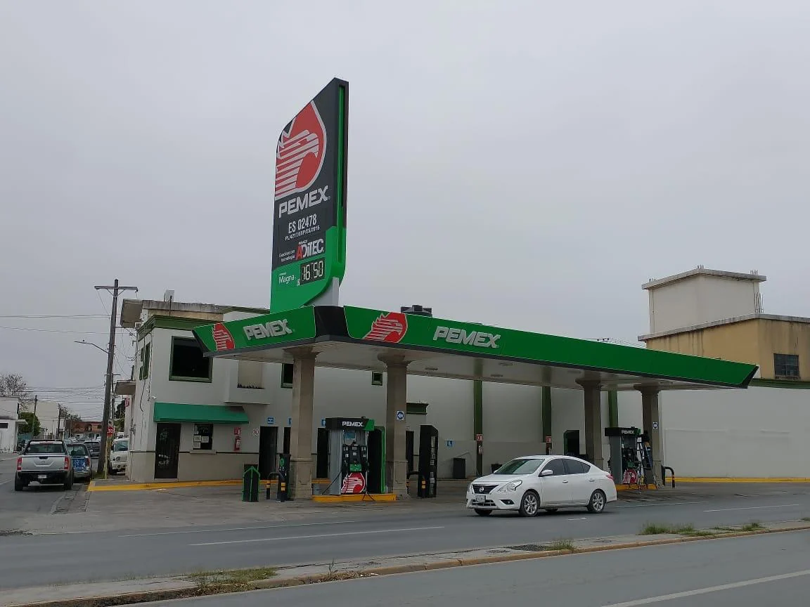 Fachada y señalización exterior de una estación PEMEX
