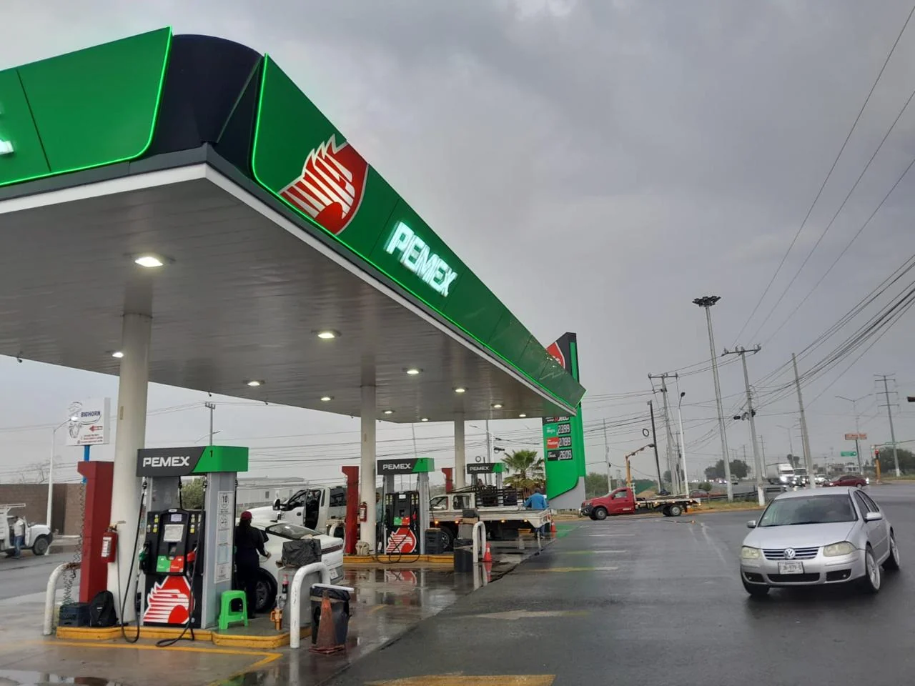 Canopy PEMEX con iluminación encendida durante el día