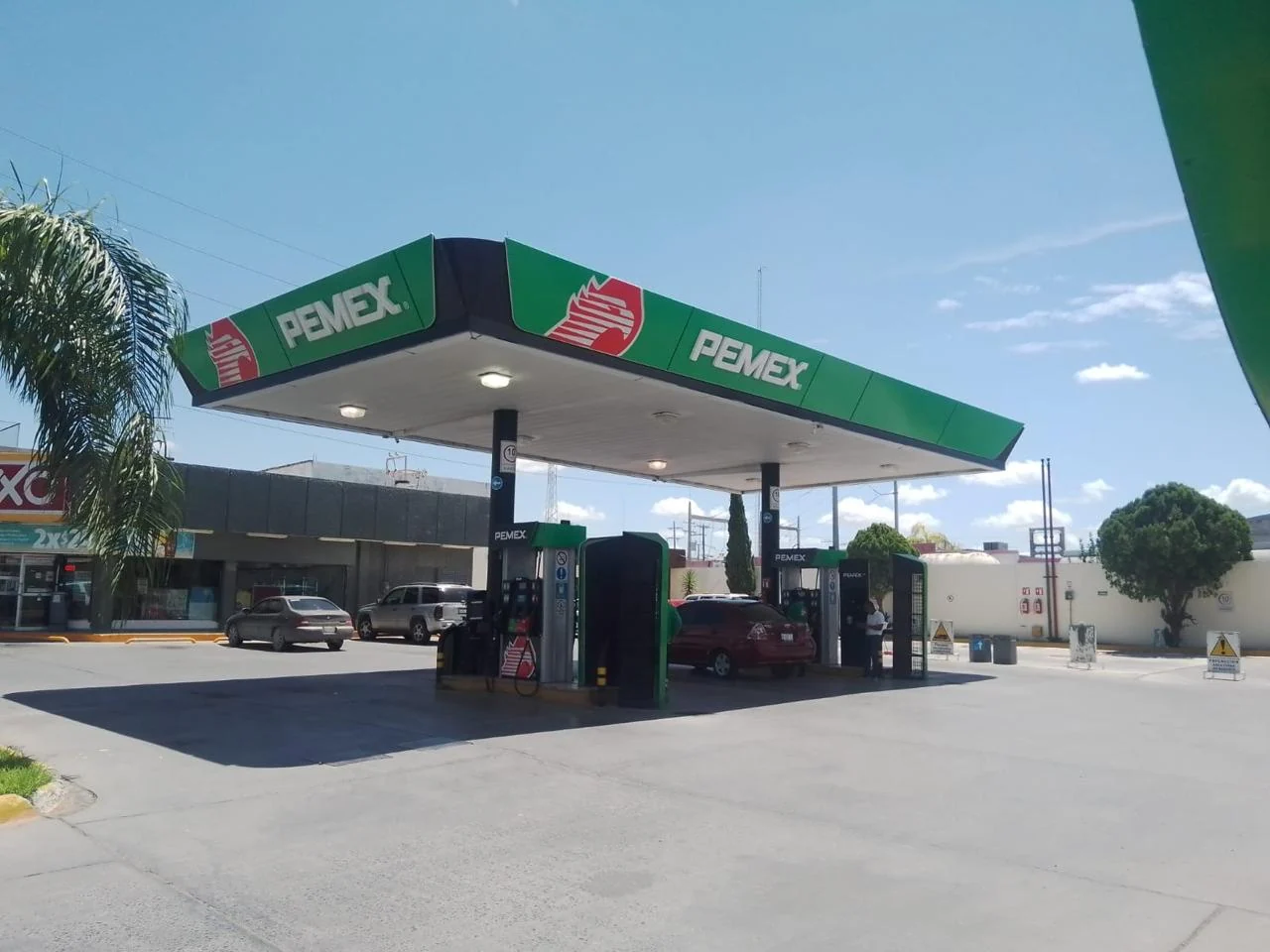 Vista lateral de la estación PEMEX junto a fachada gris