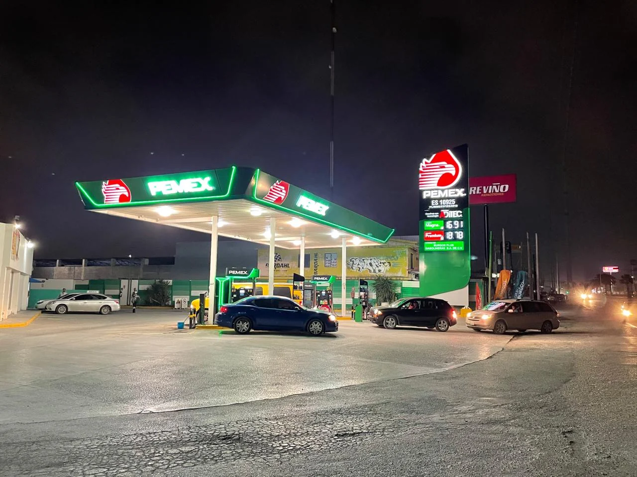 Estación PEMEX con canopy y tótem iluminados de noche