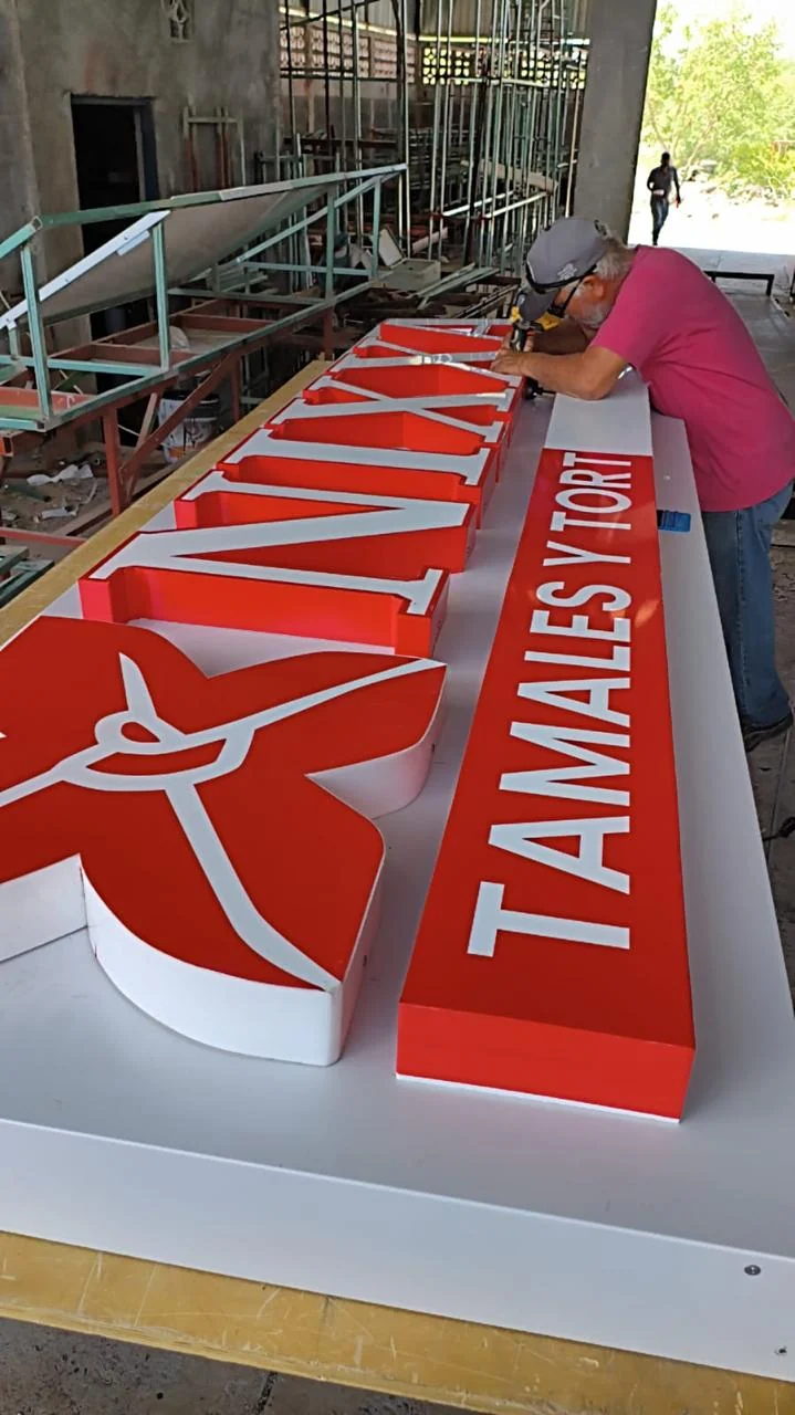 Fabricación de un anuncio con letras en relieve en el taller