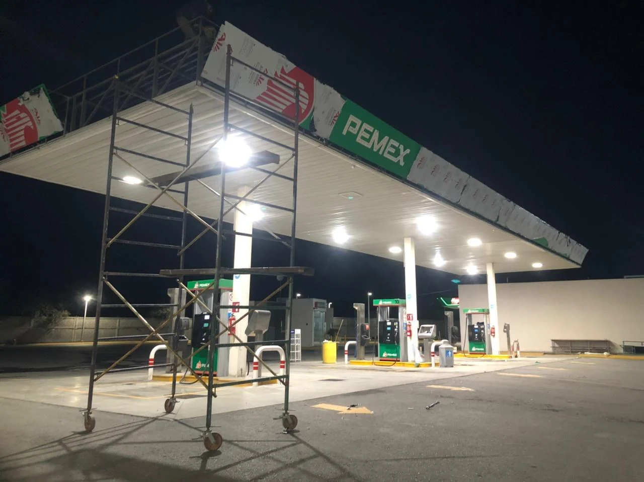 Instalación de revestimiento de canopy durante la noche