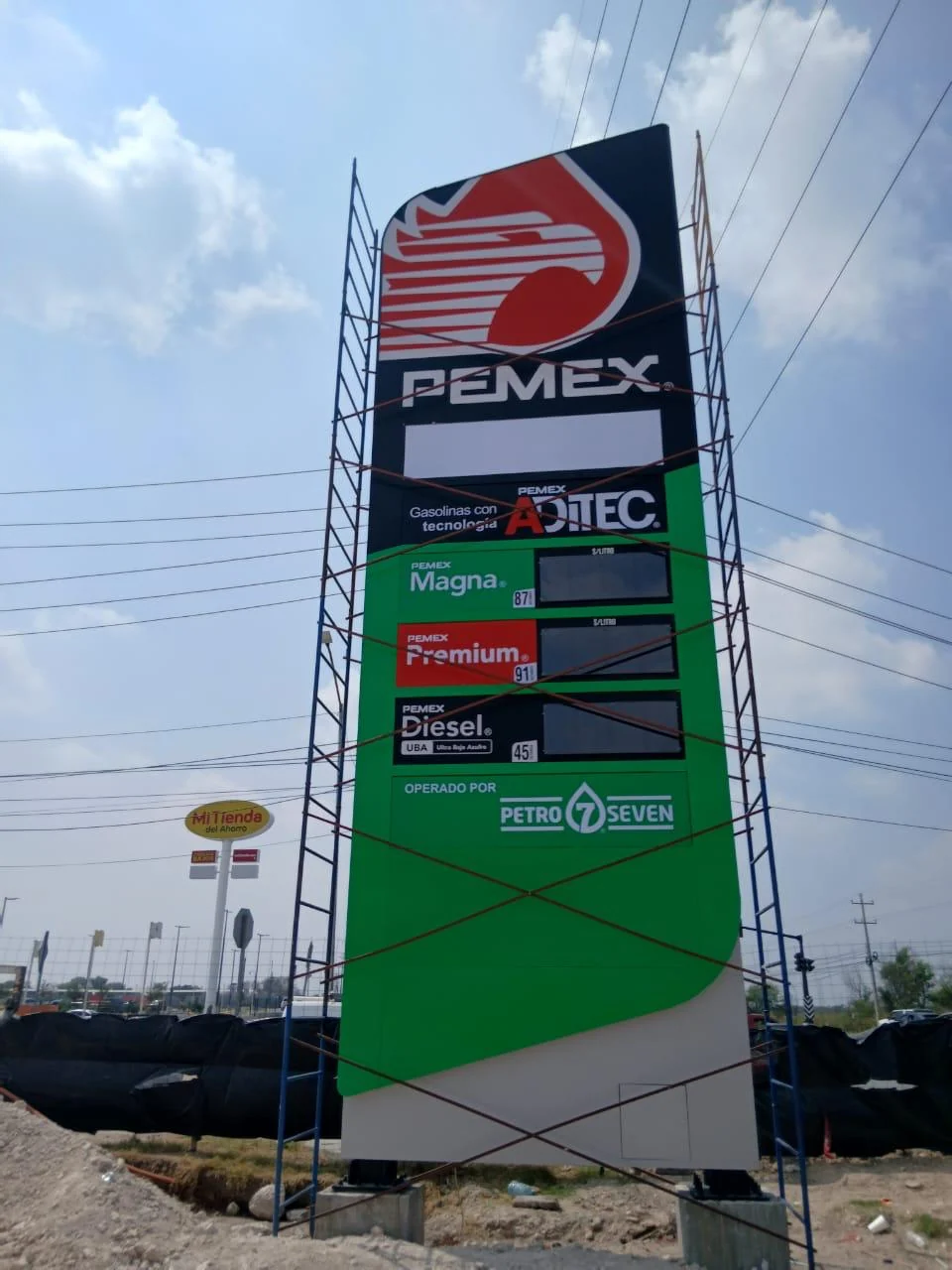 Tótem de estación durante su instalación
