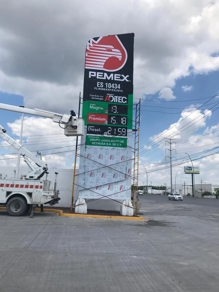 Aplicación de recubrimiento de un tótem de estación
